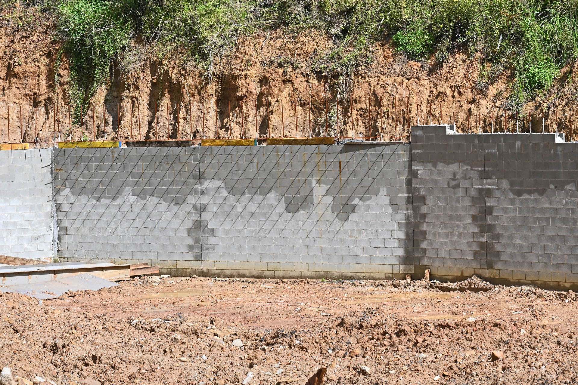 Concrete retaining wall
